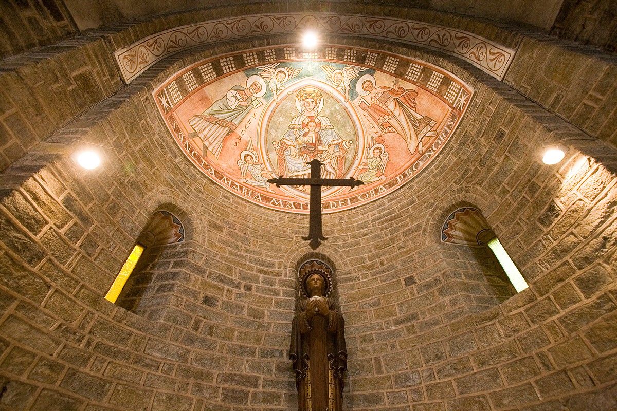Interior de l'església romànica de Sant Esteve de Tavèrnoles.