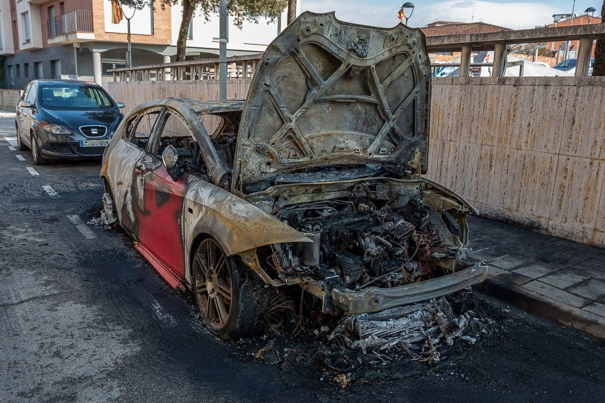 Un dels cotxes cremats a Roda de Ter, aquesta matinada