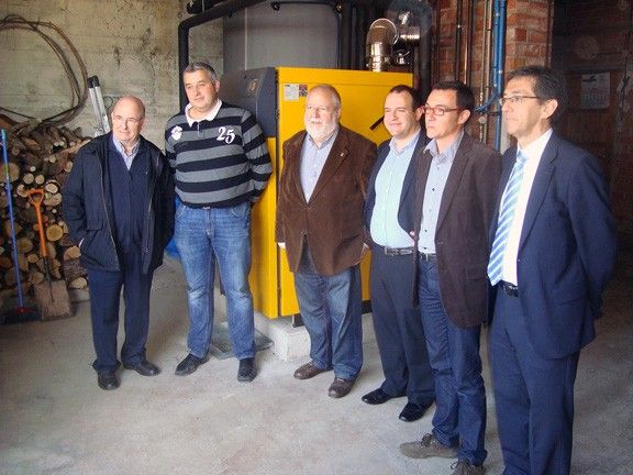 Salvador Esteve, amb els alcaldes, a la caldera de biomassa de Vilanova de Sau