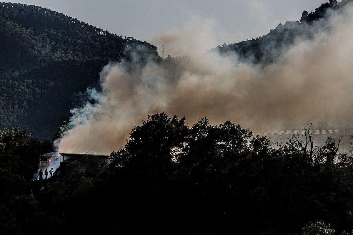 Membres de l'ADF treballant en l'incendi del paller d'El Cabot, a Santa Cecília de Voltregà.