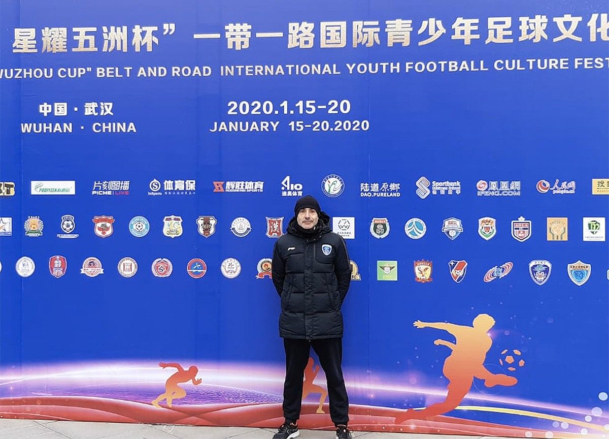 Albert Aumatell treballa Wuhan fent d'entrenador de porter