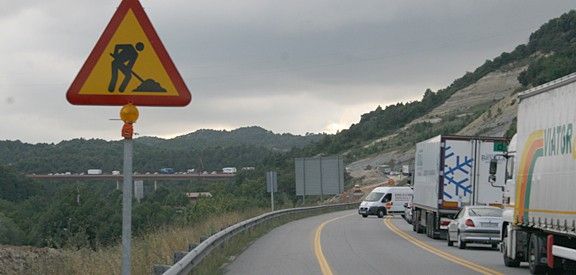 Camions fent cua a l'Eix aquesta setmana després d'un accident a la zona de les obres de Sant Bartomeu.