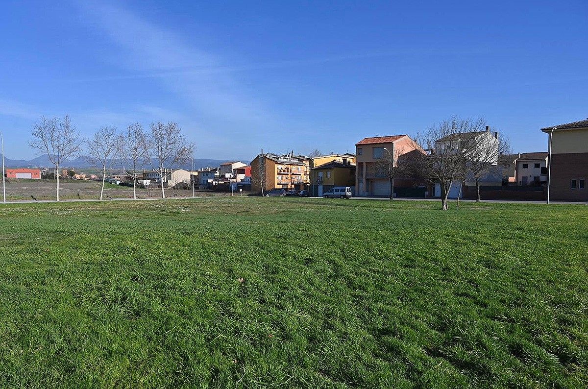 El solar de l'avinguda Puigmal on s'hi ubicarà la futura comissaria de la Policia Local de Manlleu