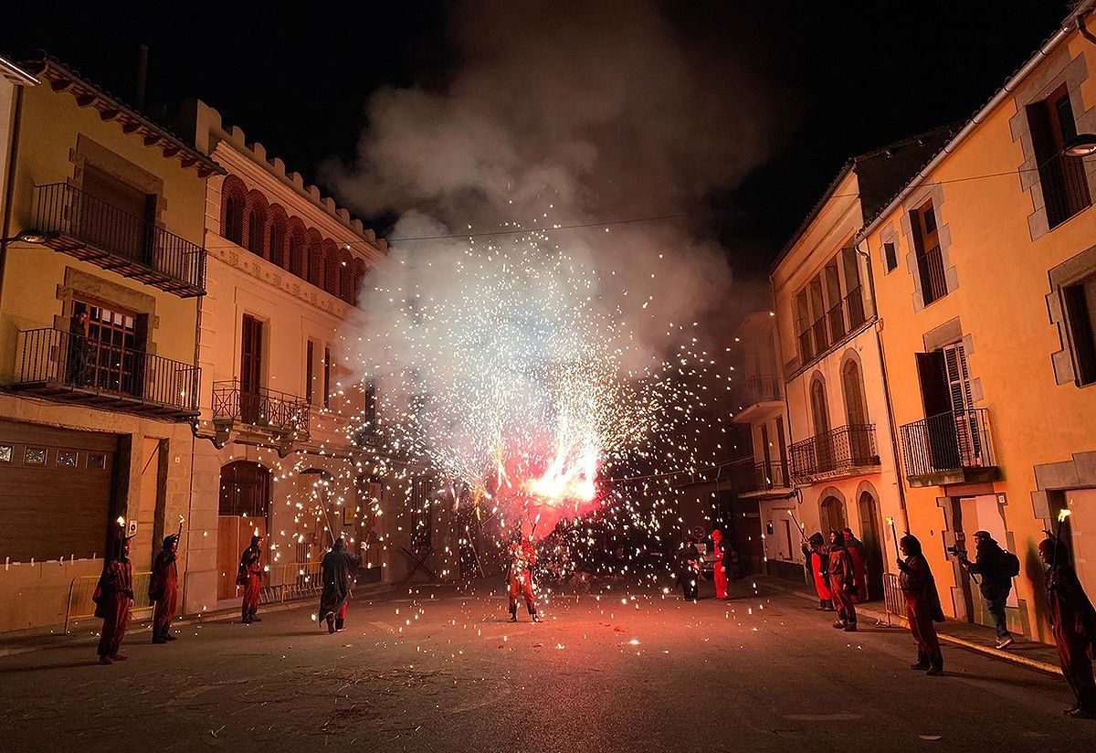Ball de diables durant les Xeres de Santa Àgata a Prats de Lluçanès.