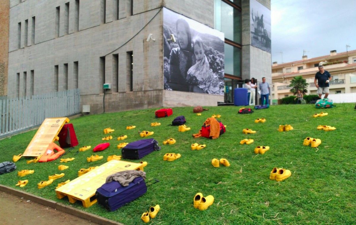 Sabates grogues i maletes al voltant de l'exposició «El Ter mor al Mediterrani», a Manlleu