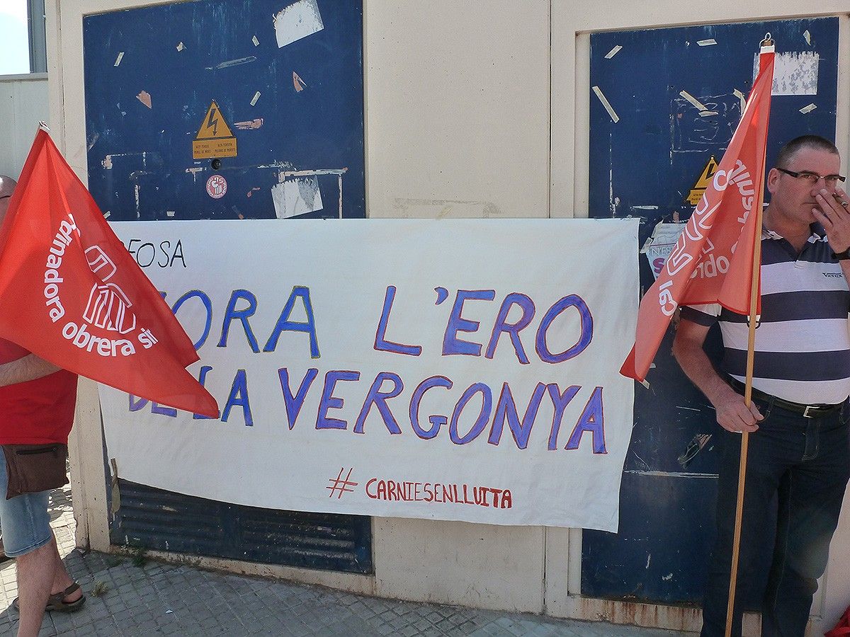 El cartell: 'Fora l'ERO de la vergonya', durant la protesta de principis d'agost