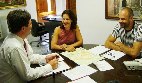 El delegat del Govern, Jordi Moltó, reunit amb l'alcalde de Seva, Èric Vila, i la regidora ´