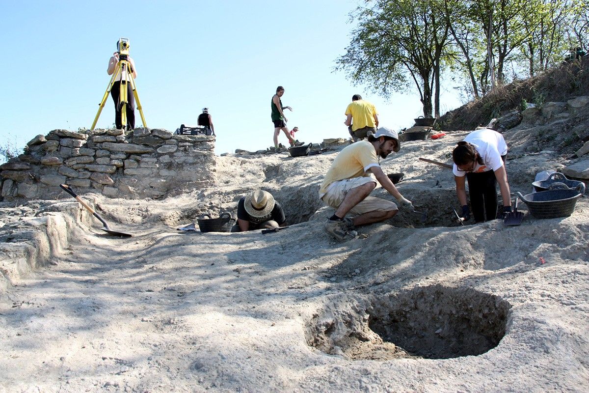 Pla general de restes d'argamassa i calç que s'han trobat a la banda interior de la gran muralla de l'Esquerda