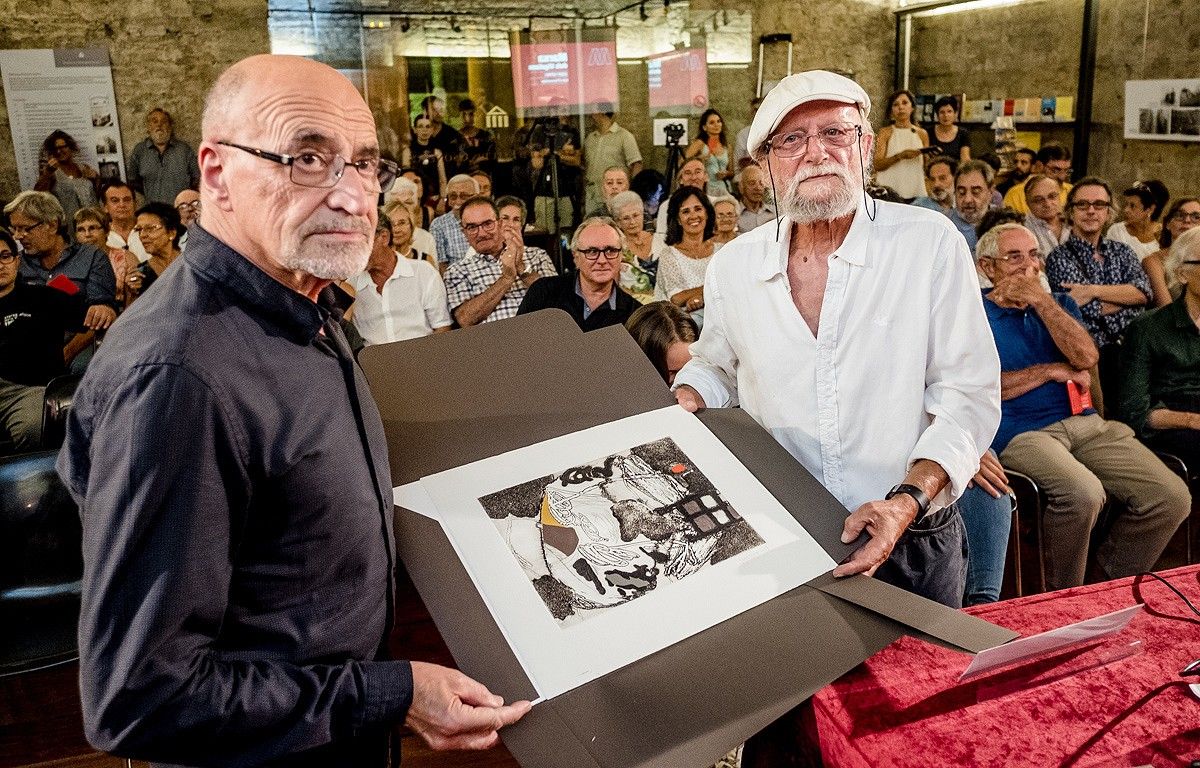 Quim Capdevila entregant la litografia a Josep Vernis.