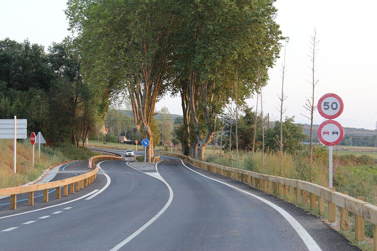 Les obres han intentat conservar els arbres que delimitaven l'antiga carretera