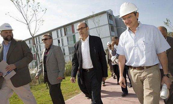El Conseller Baltasar visita a Torelló els primers habitatges protegits construïts amb mòduls a Catalunya