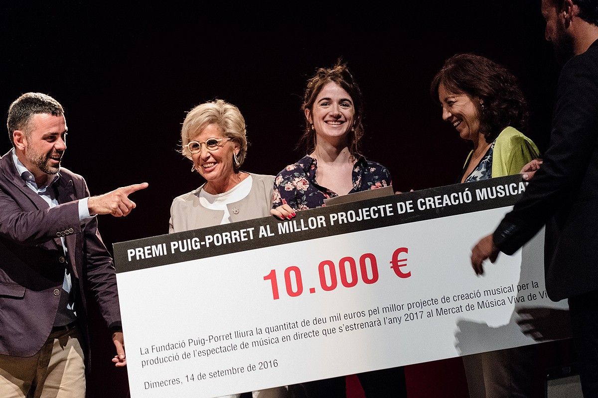Maria Rodés recollint el premi amb el consller Santi Vila i l'alcaldessa de Vic, Anna Erra