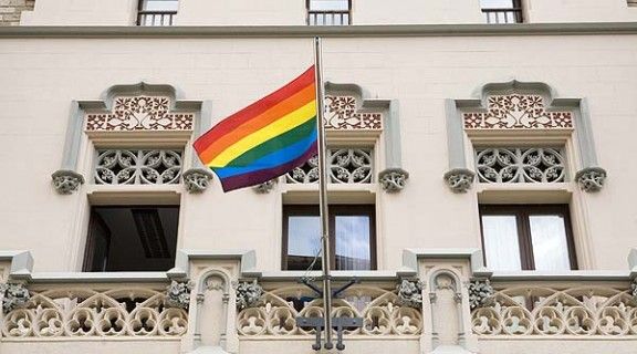 La bandera Arc Iris del moviment Gai, Lèsbic i transexual oneja a la Casa Comella de Vic en motiu del dia de l'orgull Gai