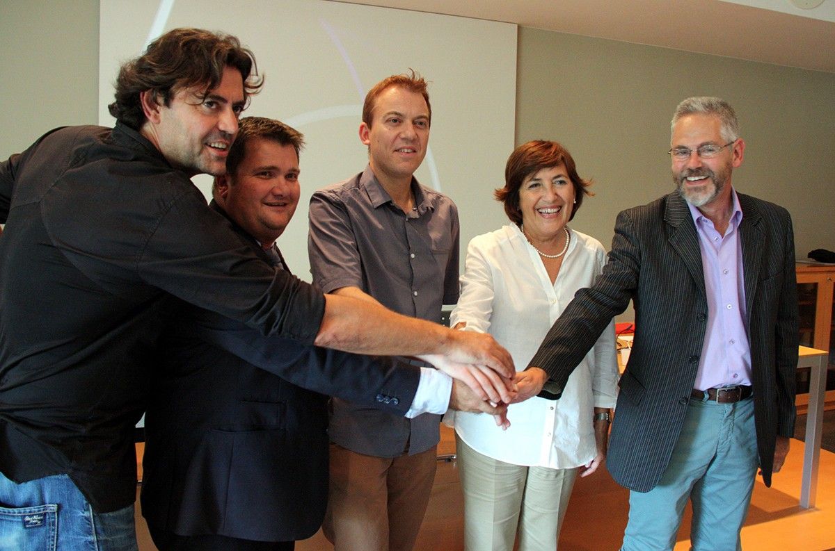 Les autoritats representants de la signatura del conveni pel projecte MagneTer entre l'Ajuntament de Manlleu i el Departament d'Ensenyament.