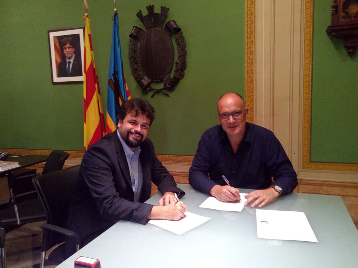 El gerent de concessions de Sorea Josep Maria Montserrat i l'alcalde de Torelló Santi Vivet.