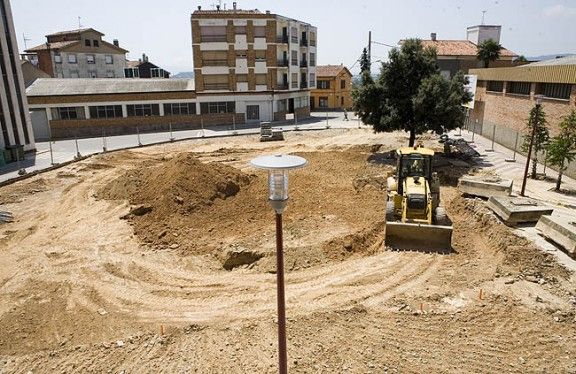 Obres de remodelació de la plaça Catalunya de Sant Hipòlit de Voltregà