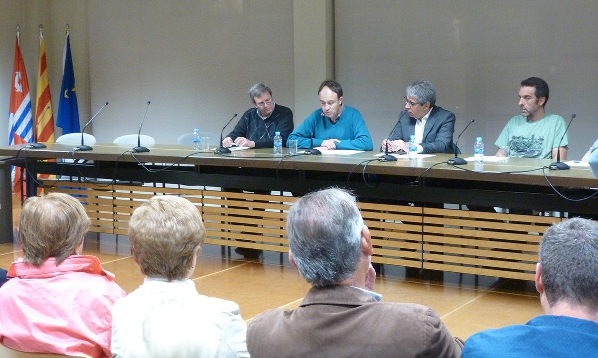 Durant la lectura de la moció que han presentat els tres grups de l'Ajuntament.