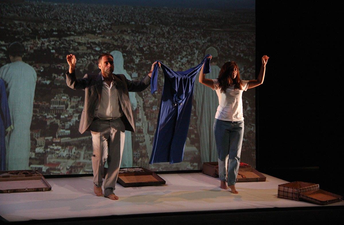 Els actors Jordi Arqués i Marta Parramón dalt de l'escenari durant el passi de gràfics de l'obra