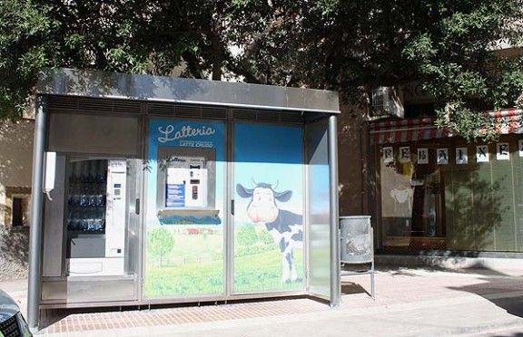 Màquina expenadora de llet a Prats de Lluçanès