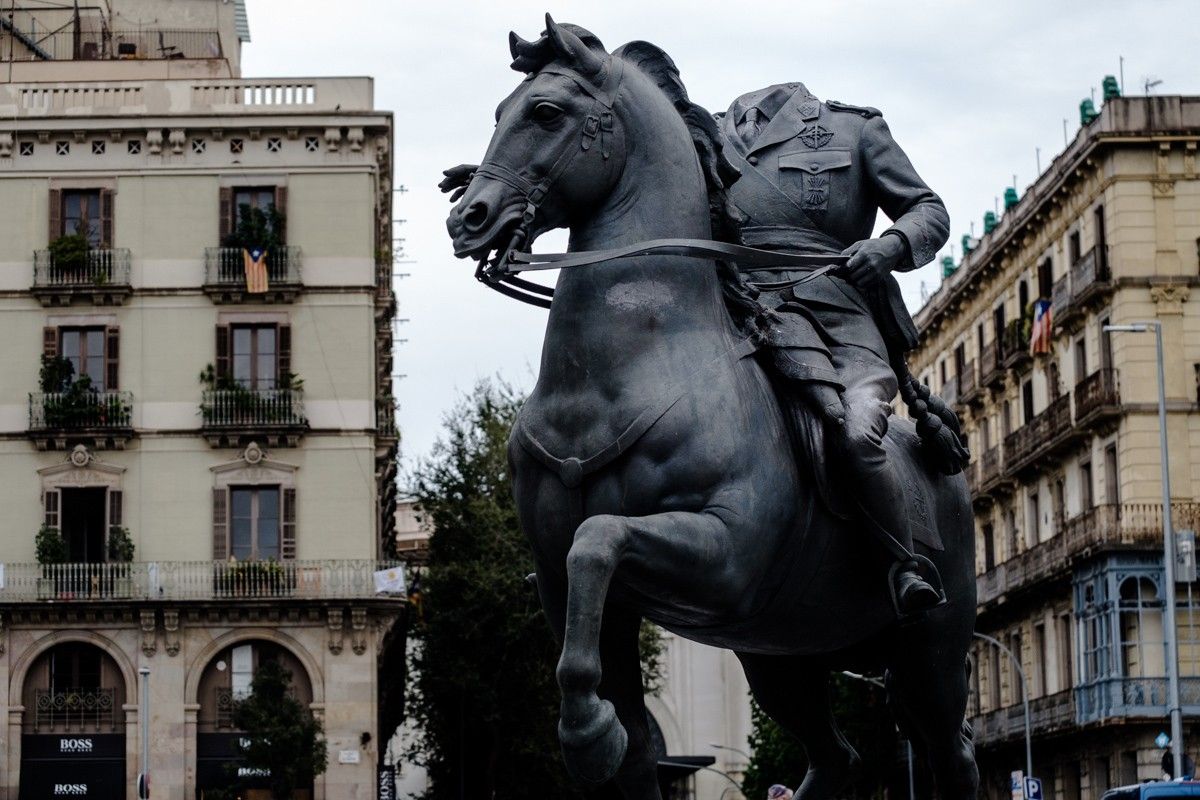 L'estàtua eqüestre de Franco a l'exterior Born Centre de Cultura i Memòria de Barcelona
