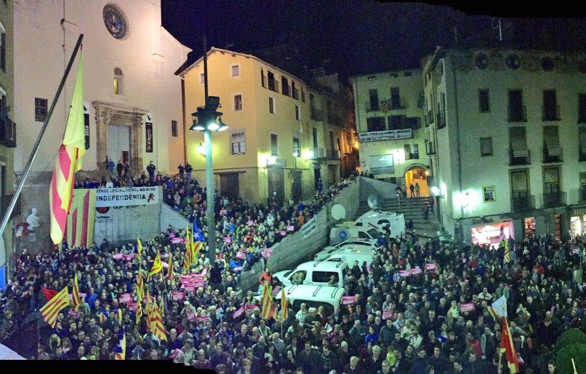 Un miler de persones omple la plaça de Sant Pere de Berga en suport a Montse Venturós
