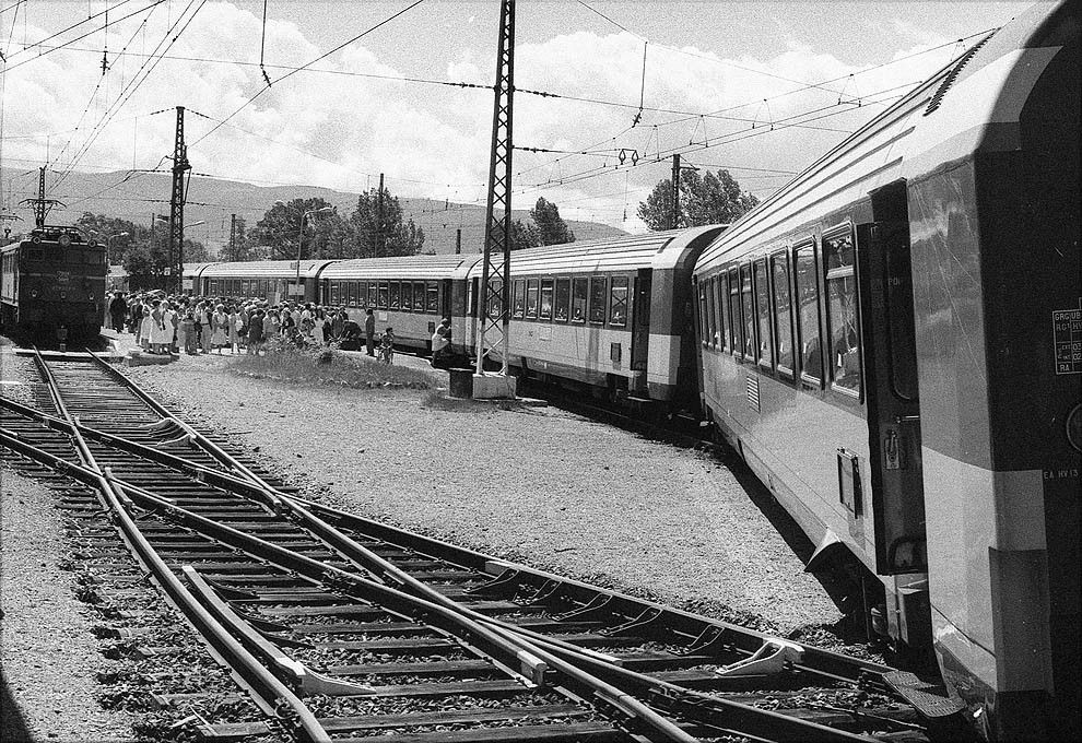 El tren dels pelegrins, a l'estació de La Tor de Carol, on va patir un petit descarrilament.