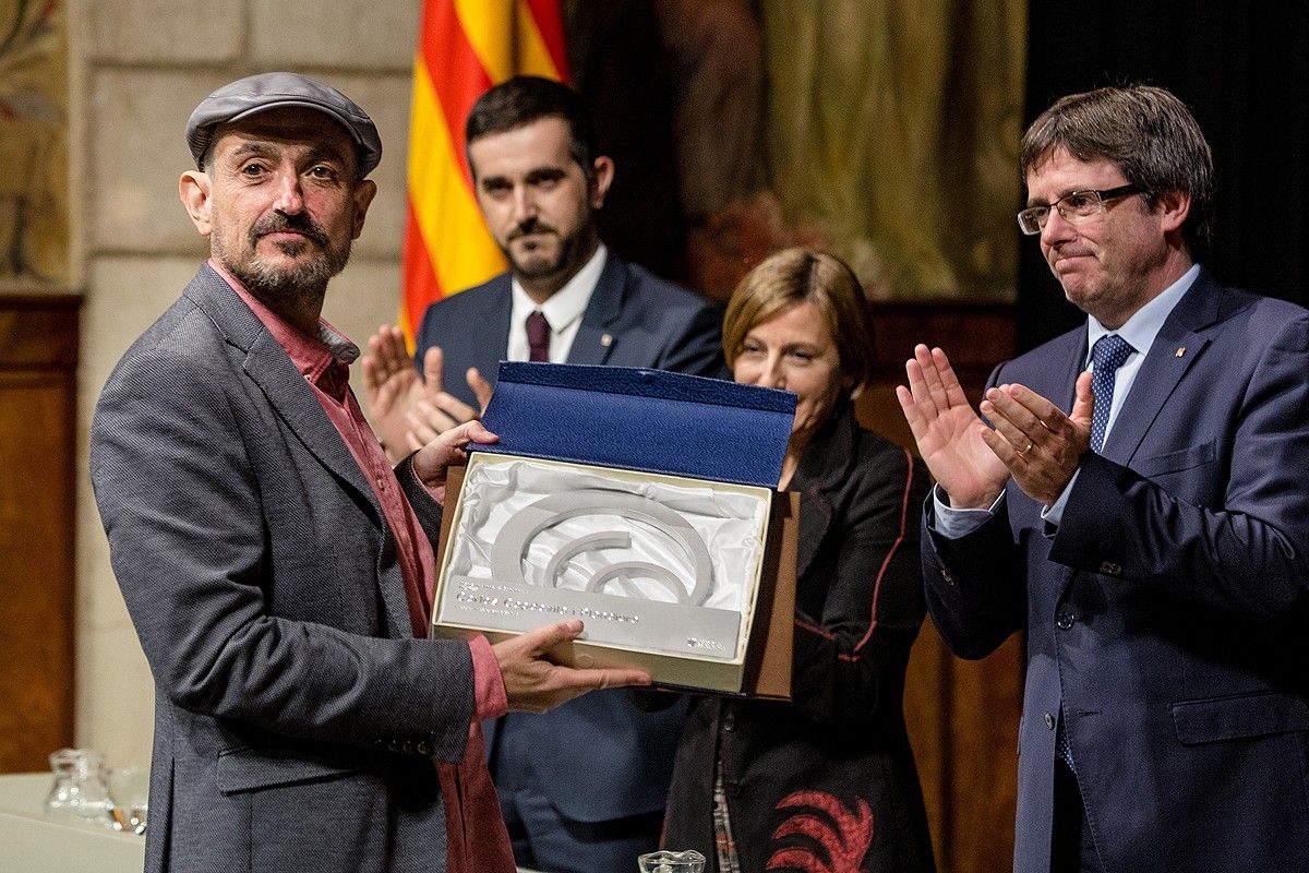 Carles Capdevila recollint el Premi Nacional de Comunicació al Palau de la Generalitat