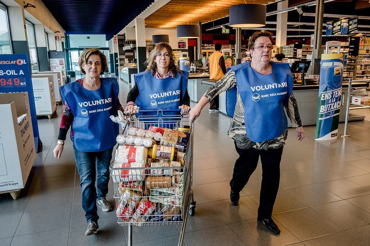 Voluntàries del Gran Recapte, en un supermercat de Vic.