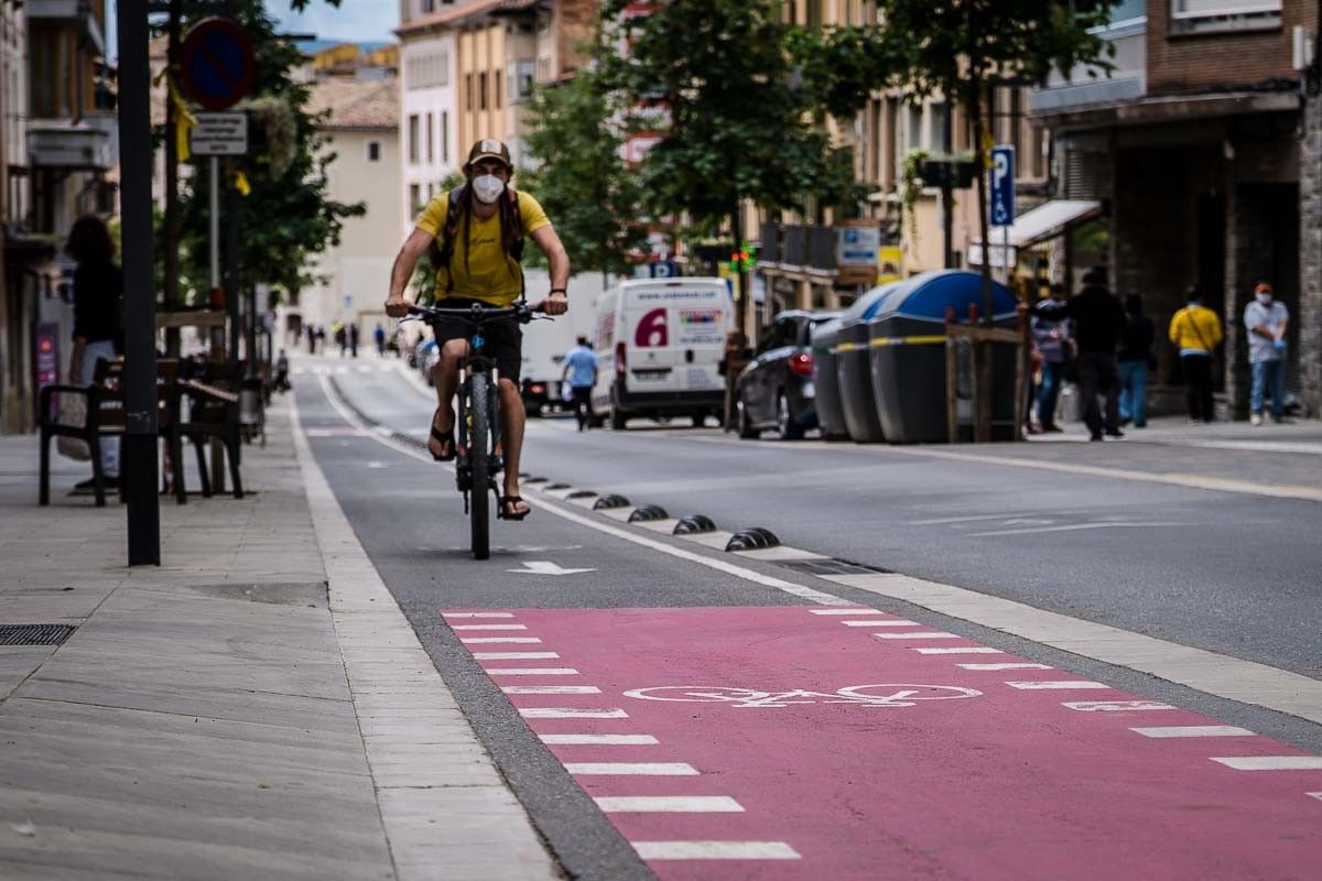 Un ciclista circulant pel carril bici de la Rambla Hospital de Vic