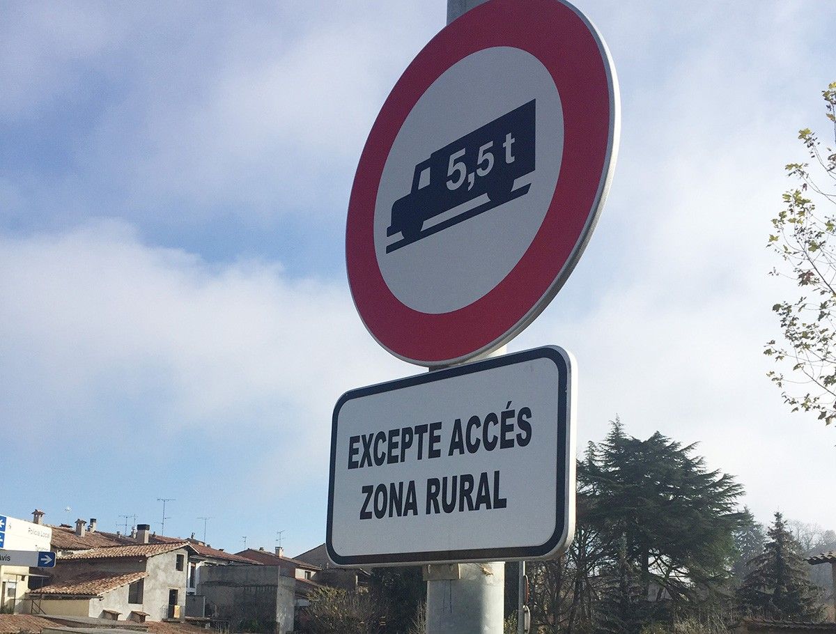 La senyalització que es troba en diferents punts d'entrada del municipi
