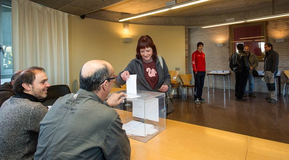 Una dona vota a la sala de plens de l'Esquirol