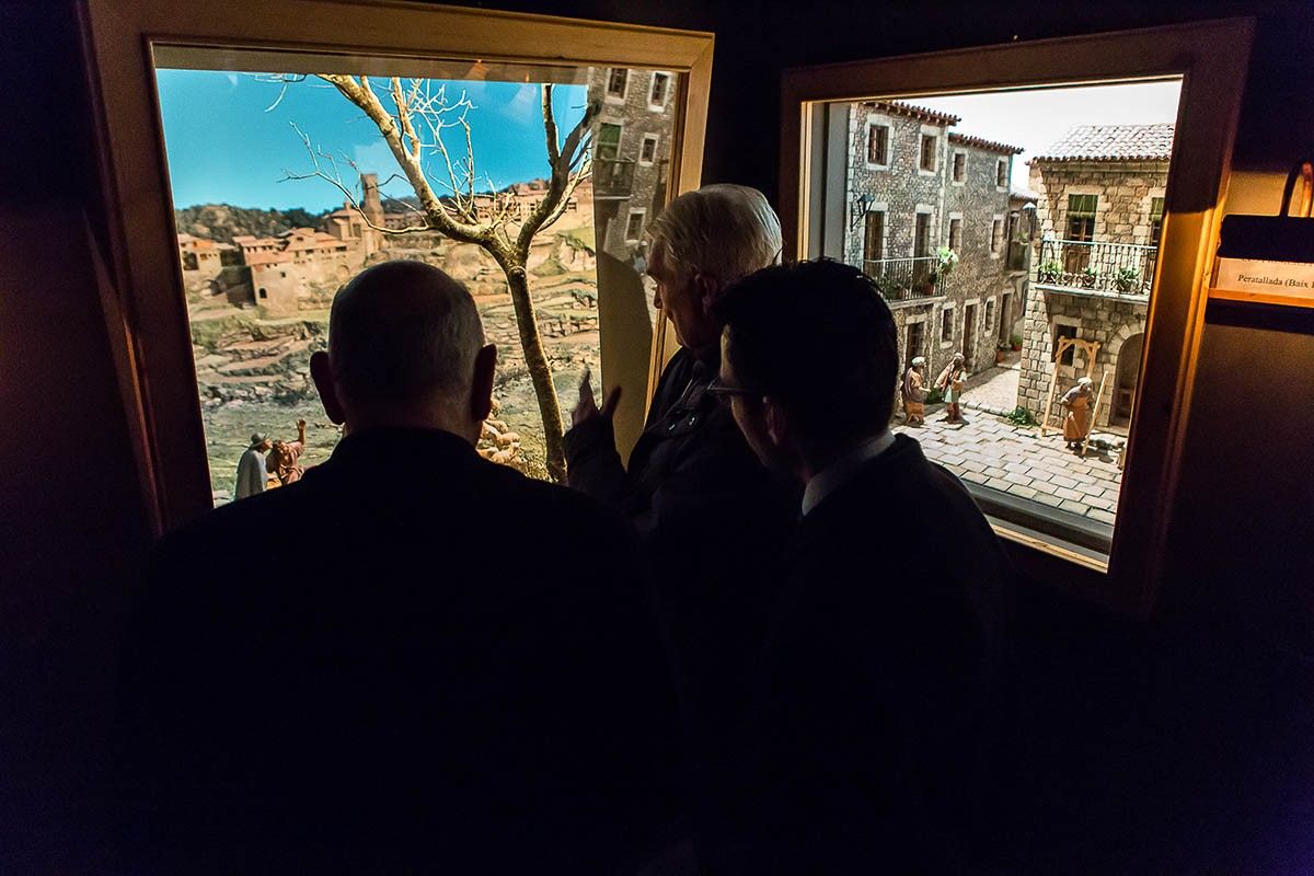 Antoni Pladevall va inaugurar l'exposició de diorames de l'Agrupació Pessebrista de Roda de Ter