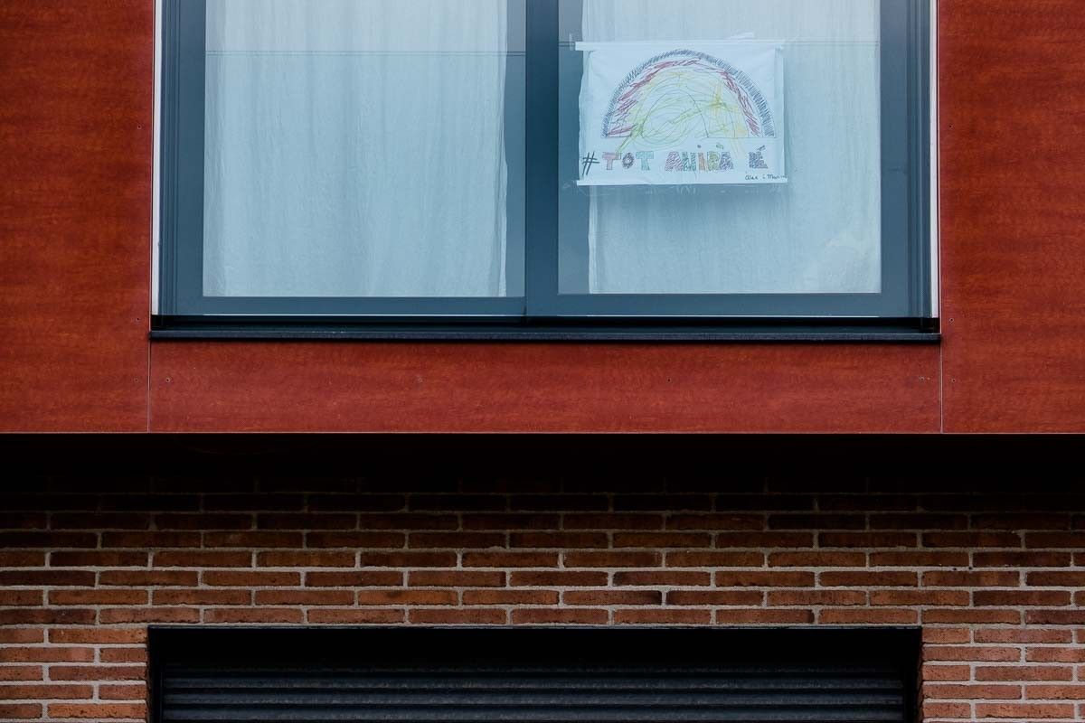 Cartell amb el lema «Tot anirà bé» en un habitatge de Tona.