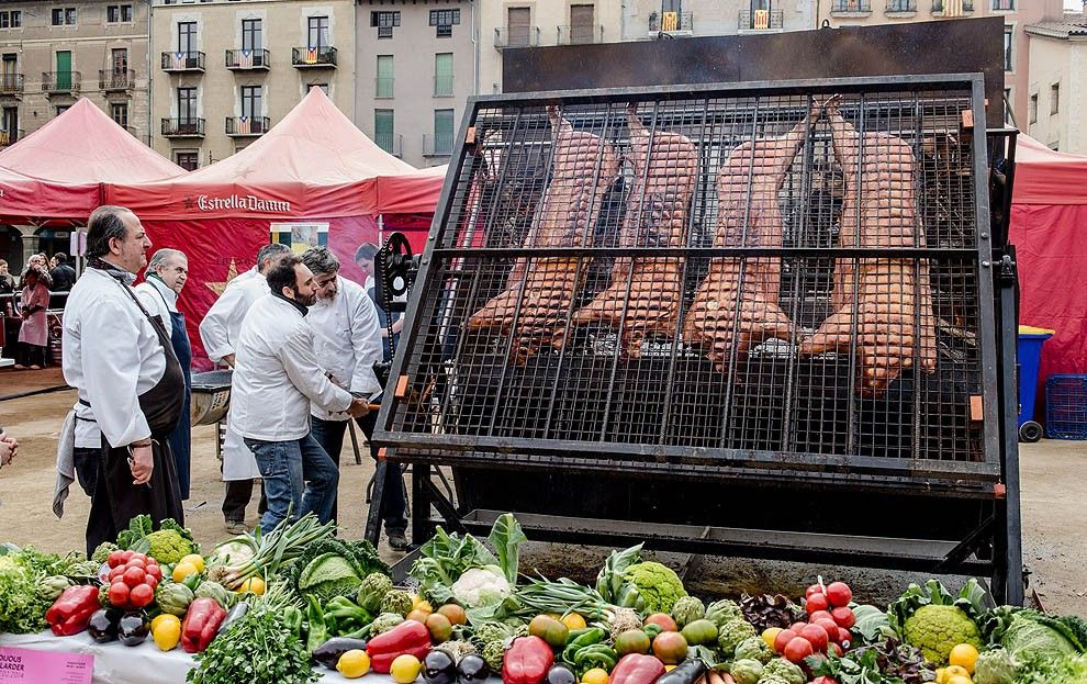 A la plaça Major s'han rostit dos porcs Bervic