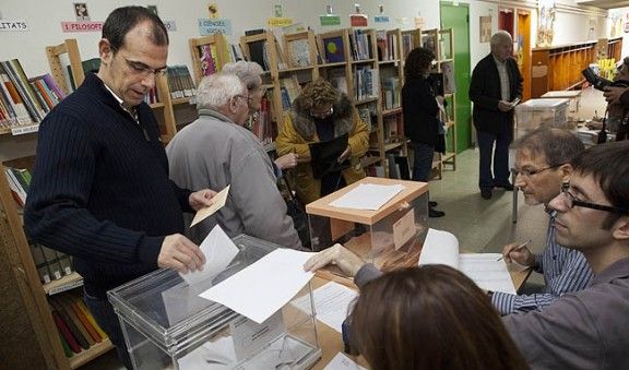 Una elector dipositant el seu vot a l'escola Emili Teixidor de Roda de Ter.