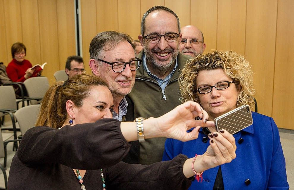 Rosa Orriols, Jacint Rurell, Miquel Arisa i Marina Geli fent-se un «selfie», moments abans de començar la presentació del llibre de Josep Burgaya a la UVic.
