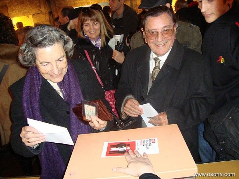 Sunyol, en el moment de votar a la consulta d'independència del 2009 a Vic
