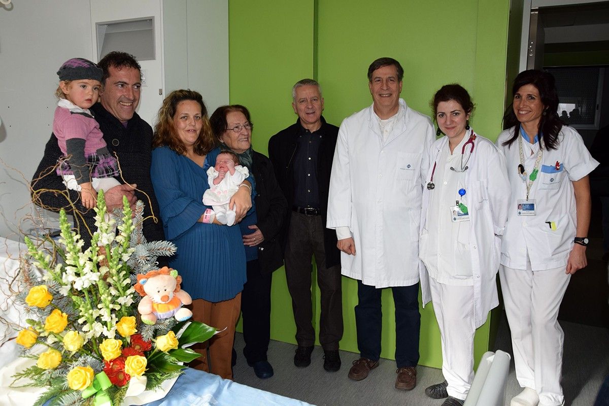 La família amb l'equip de Pediatria de l'Hospital Universitari de Vic