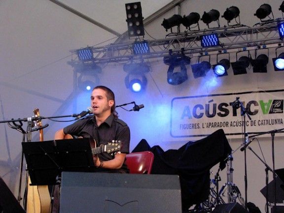 Cesk Freixas, en la seva actuació a l'Acustica 2009 de Figueres