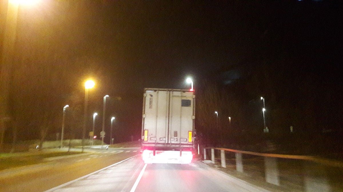 Un camió circulant durant la nit pel carrer de Bon Aire