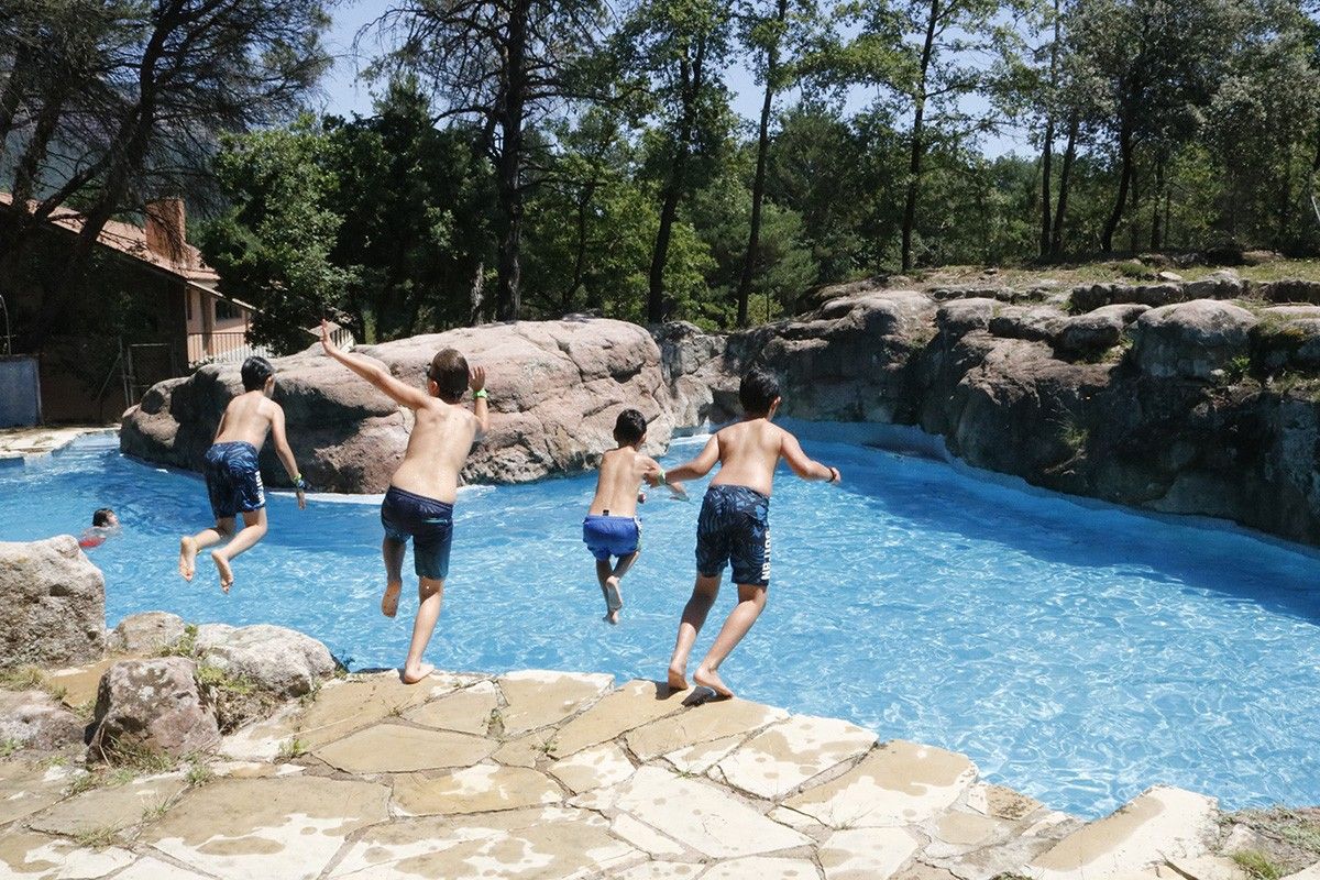 Nens tirant-se a la piscina de la casa de colònies de Vilanova de Sau