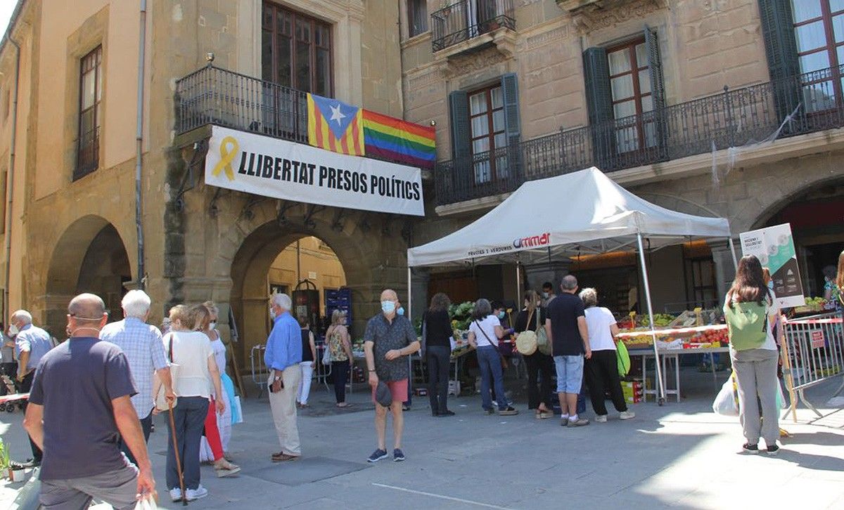 L'Ajuntament de Vic amb la bandera LGTBI un dia de mercat