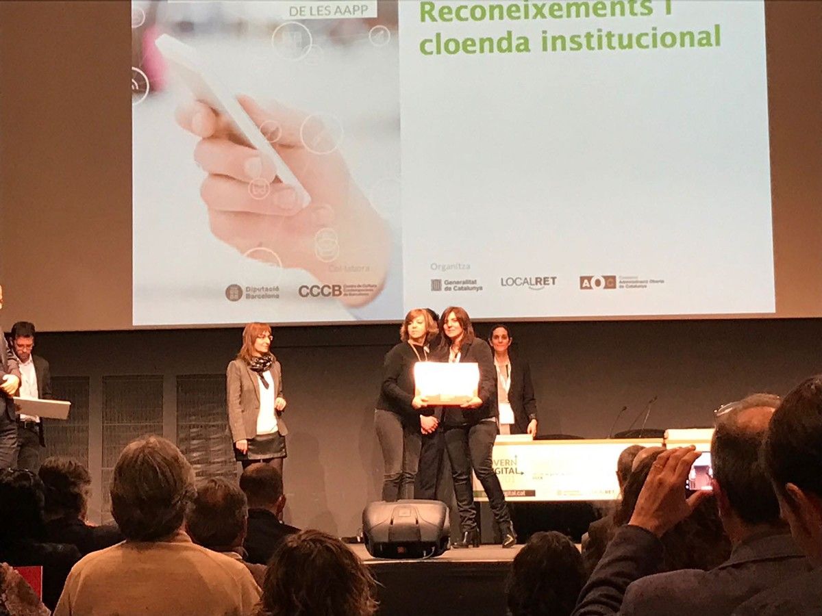 Maria Josep Palomar recollint el premi