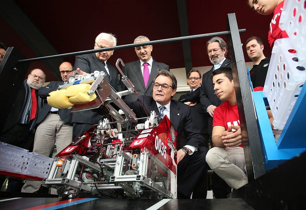 Artur Mas, amb el robot dels Garrins Metàl·lics