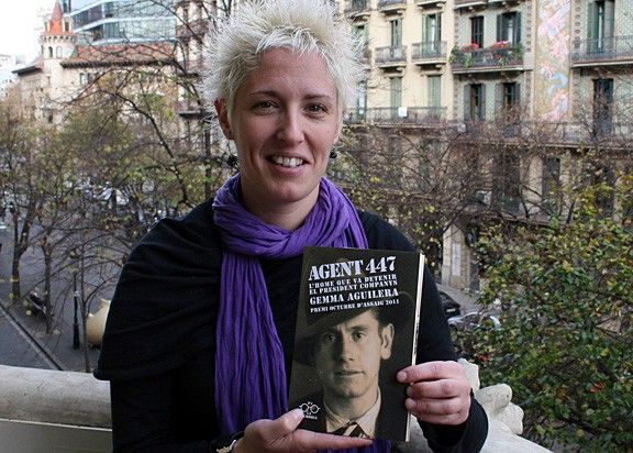 Aguilera, a la seu de El Temps a Barcelona, amb el llibre guanyador del Premi Octubre d'Assaig.