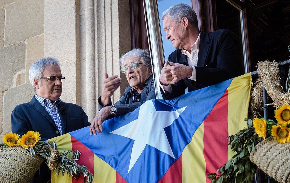 Jaume Barberà amb Ramon Cotarelo i Jorge Vestrynge, aquest dimecres al balcó de l'Ajuntament de Vic