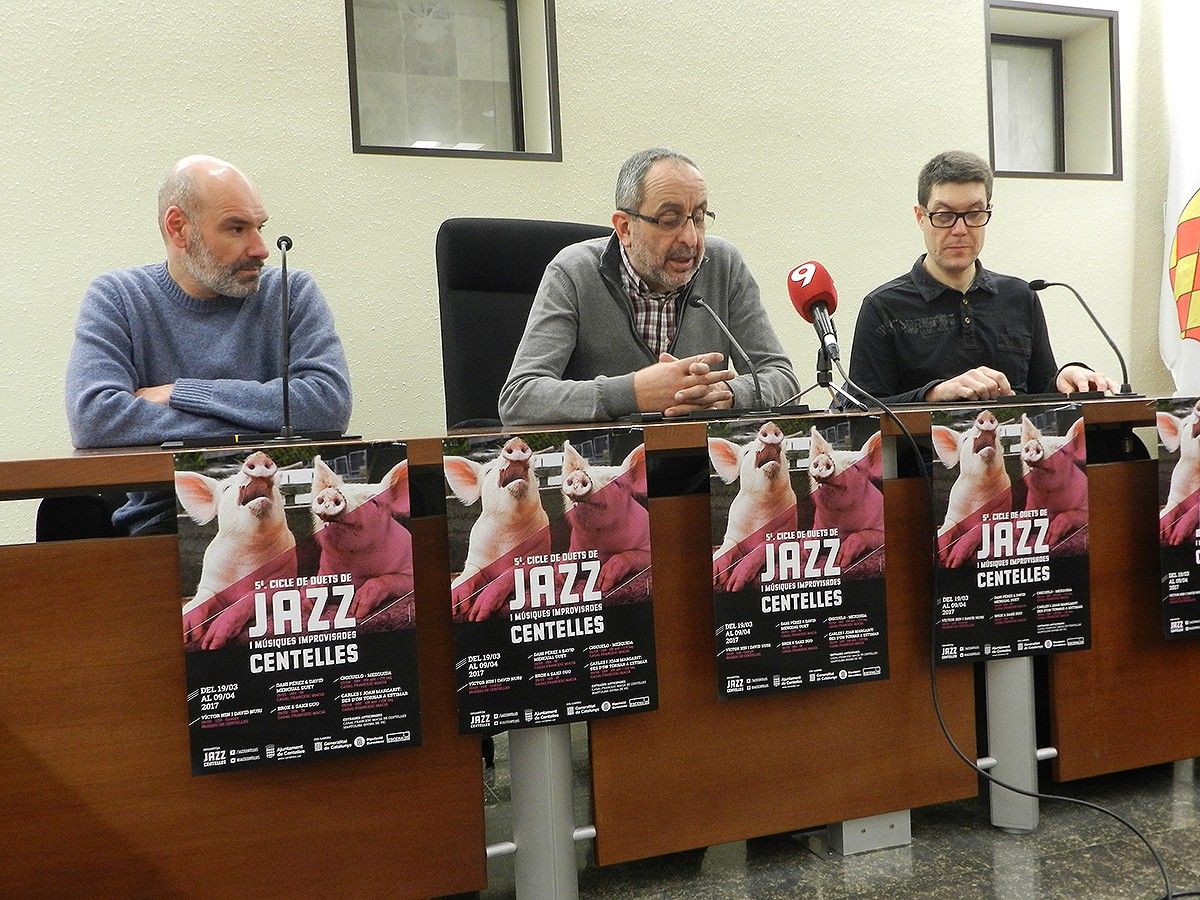Serra, Arisa i Viñolas durant la presentació del cartell de la cinquena edició