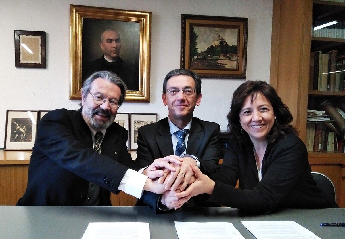 El rector de la UVic-UCC, Jordi Montaña; l'alcalde de Folgueroles, Carles Baronet; i l'alcaldessa de Vic, Anna Erra