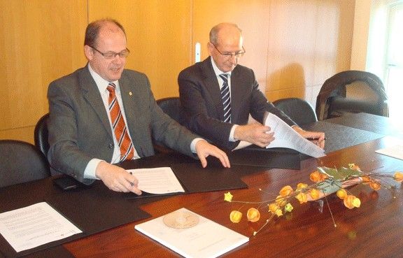 Joan Roca i Jaume Portús han signat el conveni de col·laboració.