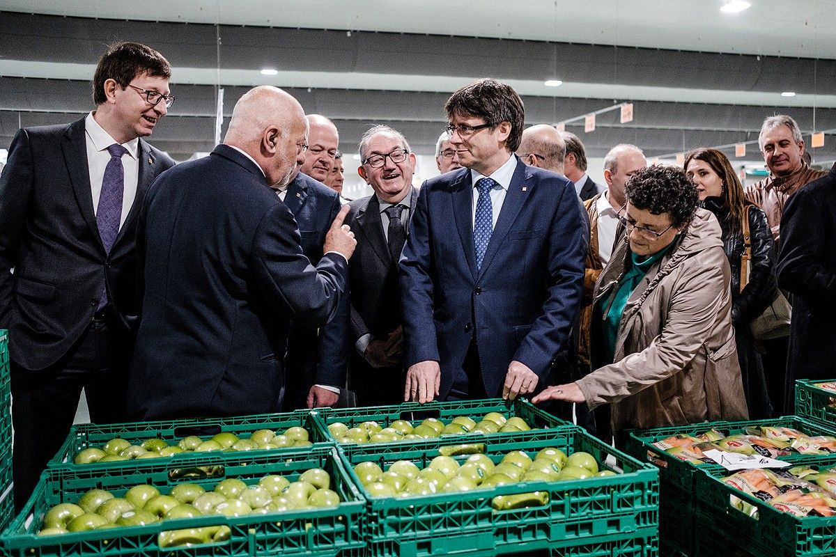 Carles Puigdemont visitant la nova nau de Bon Preu de producte fresc amb el president del grup Joan Font i altres autoritats
